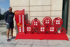 接地气！烤肉姐晒旧照：亚当斯与社会主义核心价值观宣传牌合影